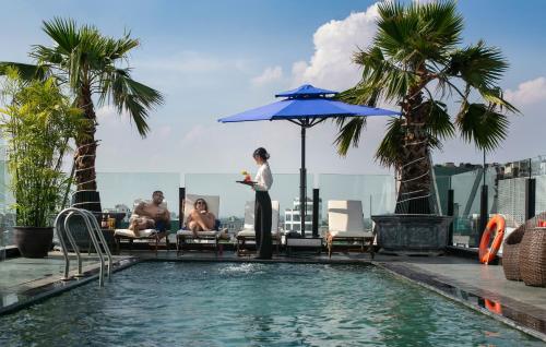 May De Ville Crown Hotel